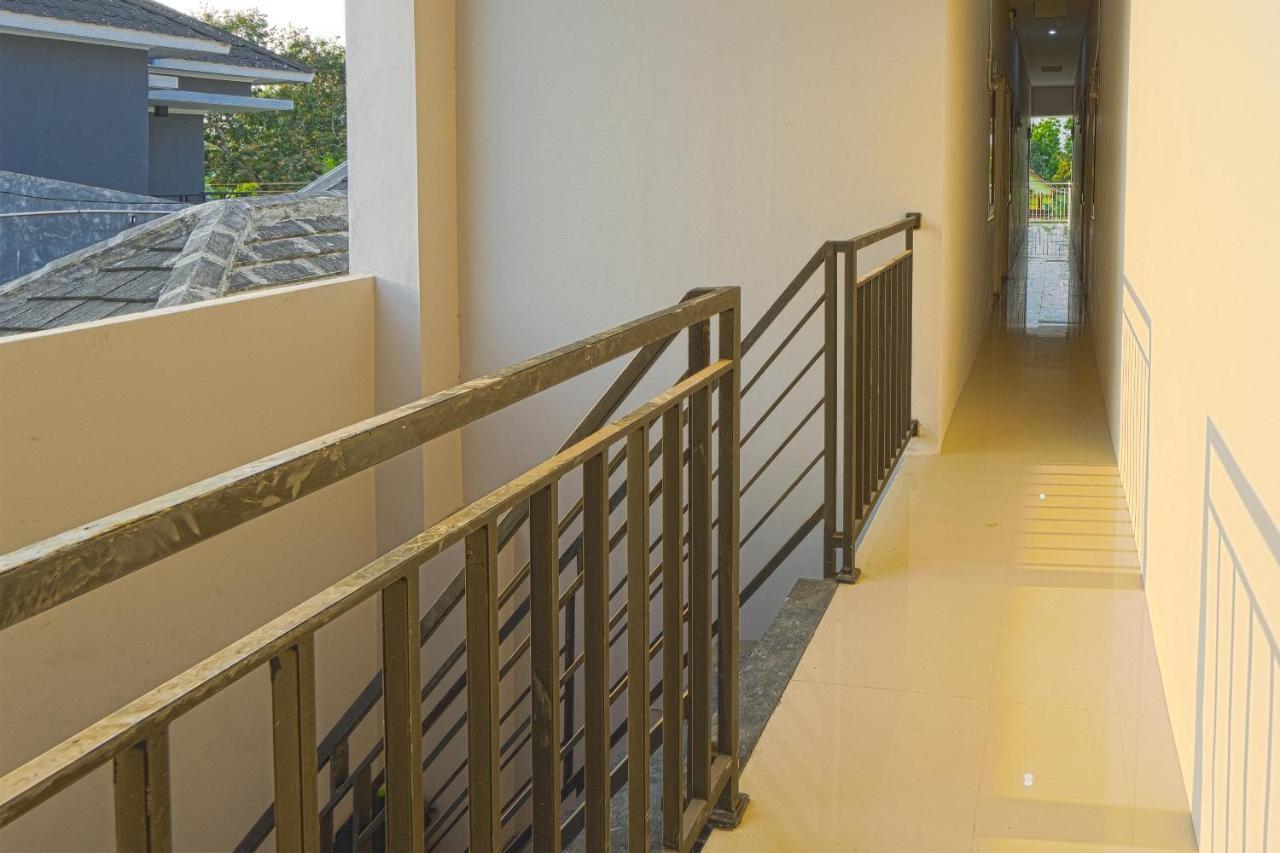 Oyo 1542 Yessy Mansion Hotel Ngabean Luaran gambar